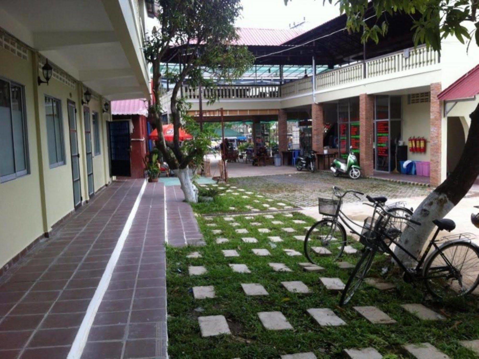 Sakal Guesthouse Restaurant & Bar Sihanoukville Esterno foto
